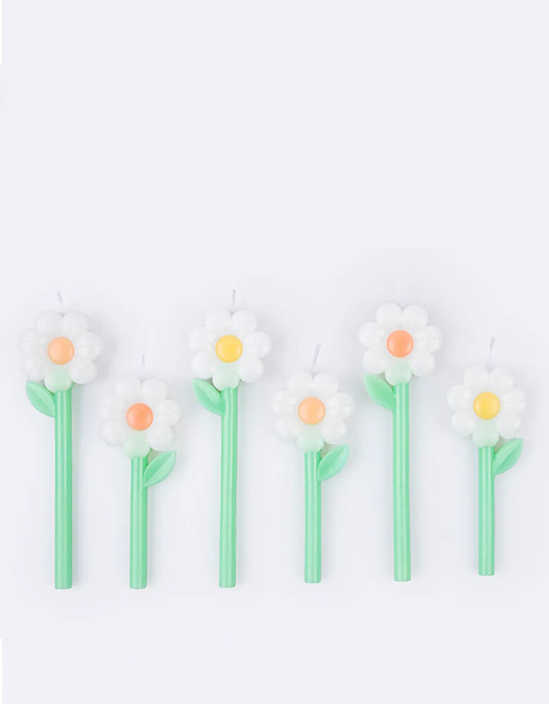 Momo Party's 4.375" Daisy Candles by Meri Meri. Comes in a set of 6 candles in 2 sizes, they're perfect for a daisy themed birthday, a garden party or kid's fairy themed party.