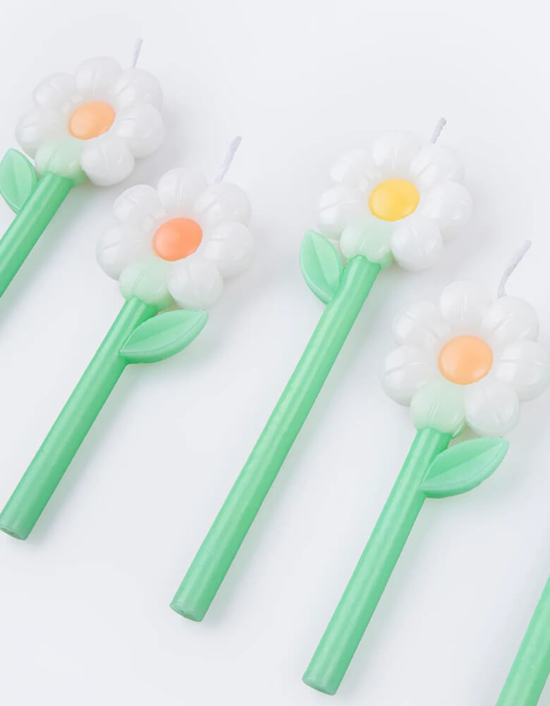 Momo Party's 4.375" Daisy Candles by Meri Meri. Comes in a set of 6 candles in 2 sizes, they're perfect for a daisy themed birthday, a garden party or kid's fairy themed party.