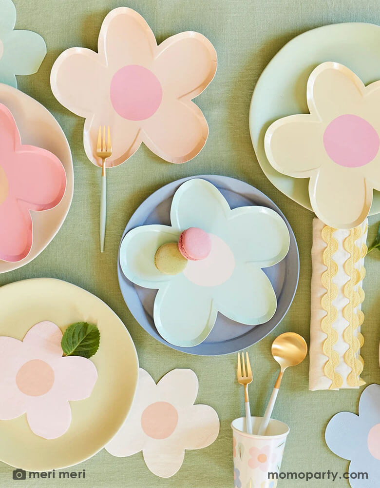 Daisy paper deals plates and napkins