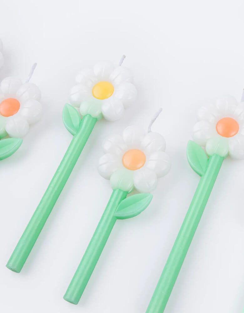 Momo Party's 4.375" Daisy Candles by Meri Meri. Comes in a set of 6 candles in 2 sizes, they're perfect for a daisy themed birthday, a garden party or kid's fairy themed party.